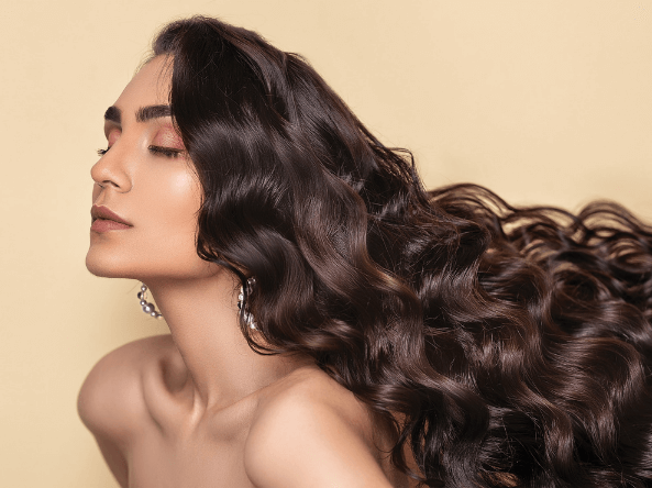 vrouw lang bruin haar haarpoeder 