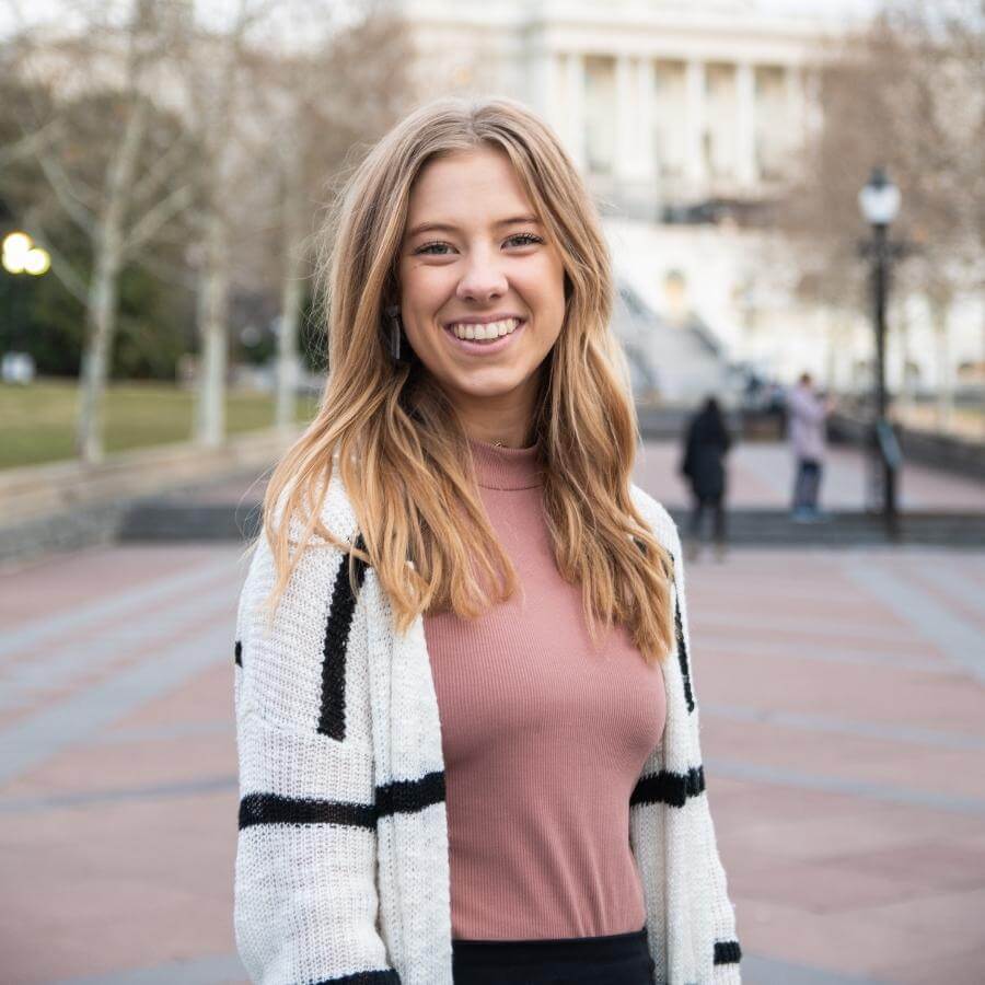 Vrouw dikker haar lachend blond haar